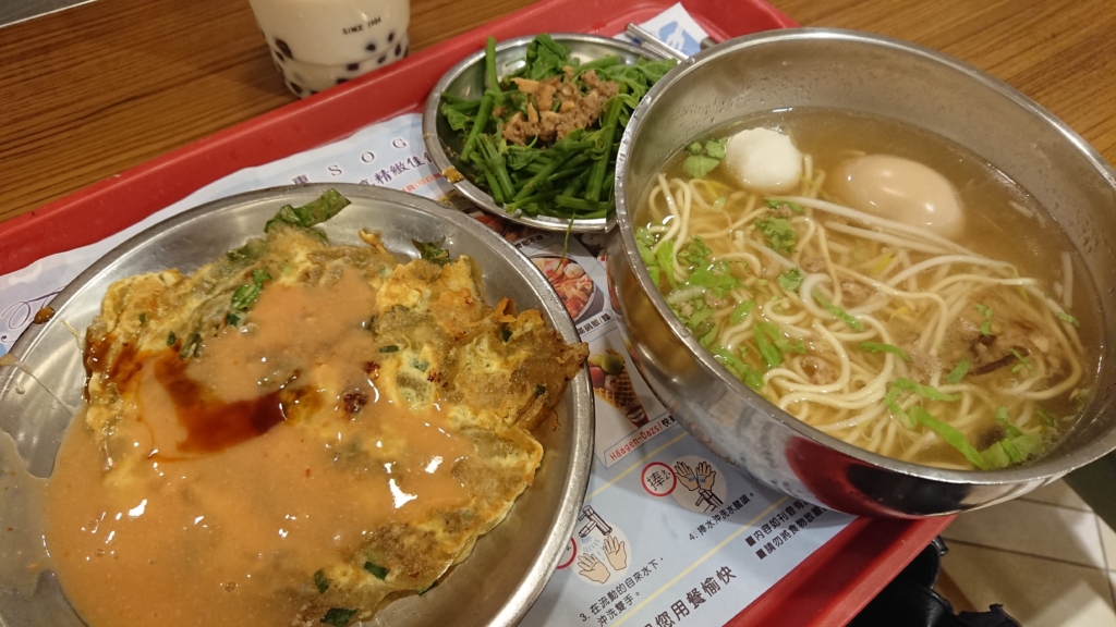 牡蠣オムレツと麺