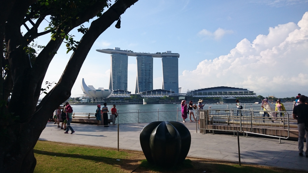 遠目にマリーナベイサンズ