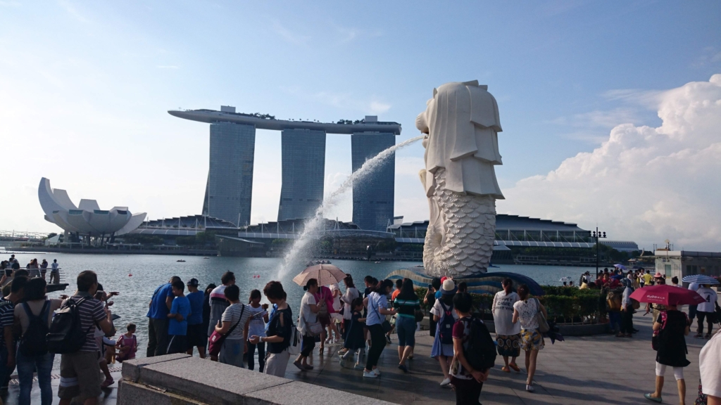 マーライオンの後ろ姿とマリーナベイサンズ